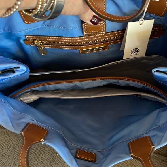 π PRICE DROP!!π²π
π»β€οΈ NWT TORY BURCH ELLA CAROUSEL TOTEπ - Picture 2 of 4
